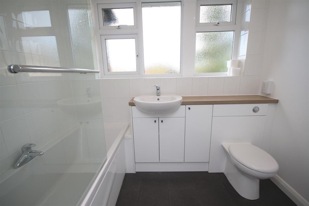 Property photo 3 of 9 Bathroom.Jpg