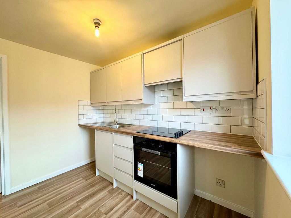 Property photo 2 of 8 Kitchen