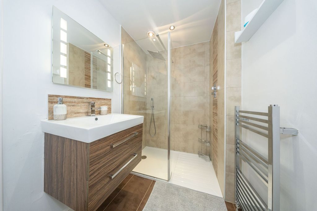 Property photo 3 of 28 En-Suite