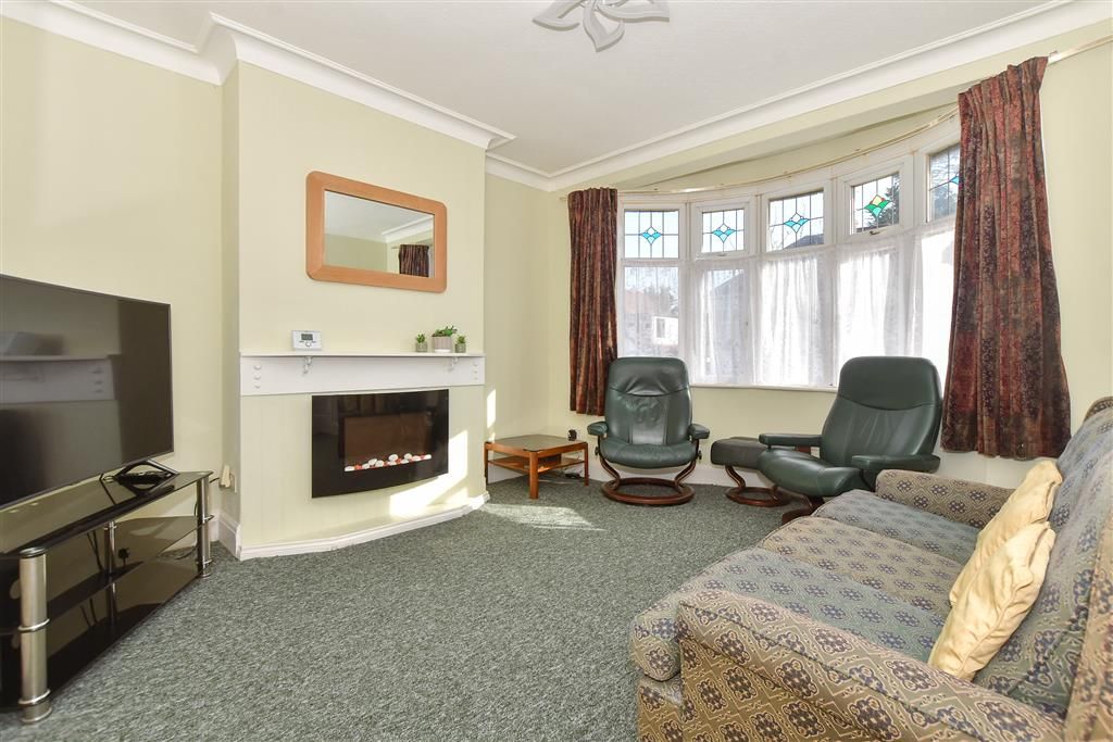 Property photo 3 of 11 Lounge