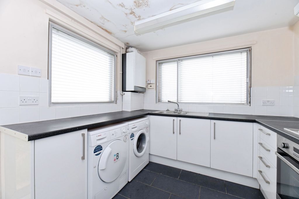 Property photo 2 of 10 Kitchen