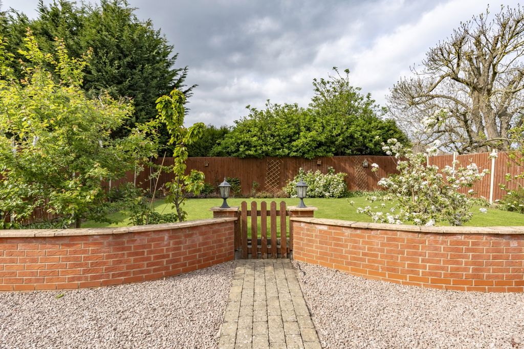 Property photo 2 of 13 16 Juno Way, Ewemove Peterborough West, Garden 2