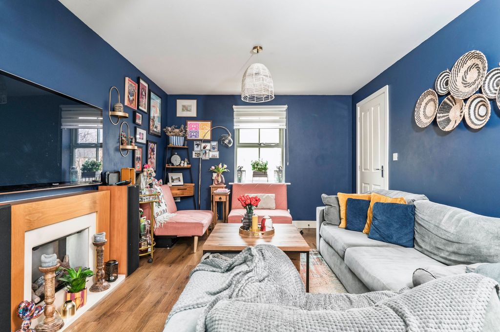 Property photo 2 of 16 Living Room