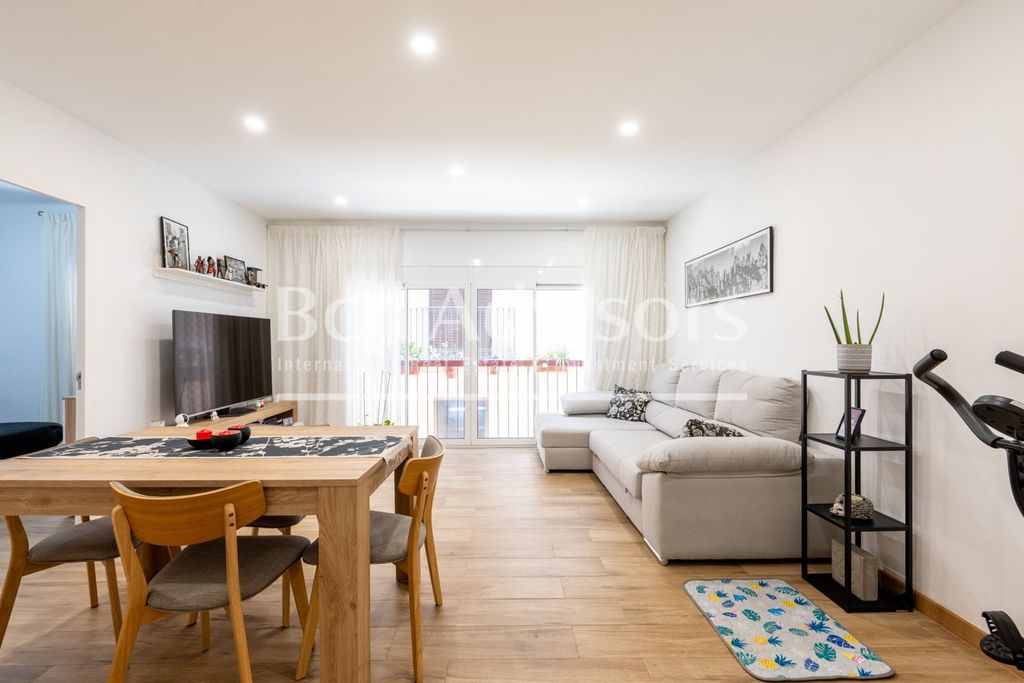 Property photo 1 of 33 Fantastic Renovated 4-Bedroom Flat With A Courtyard In Downtown Barcelona