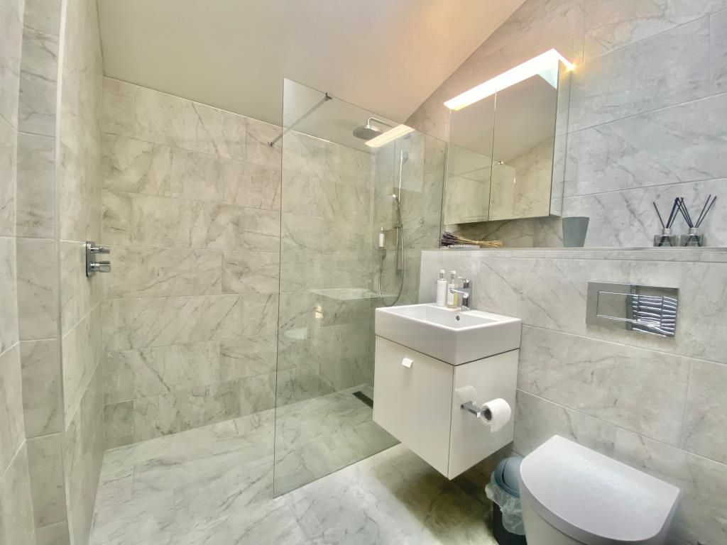 Property photo 2 of 9 Bathroom