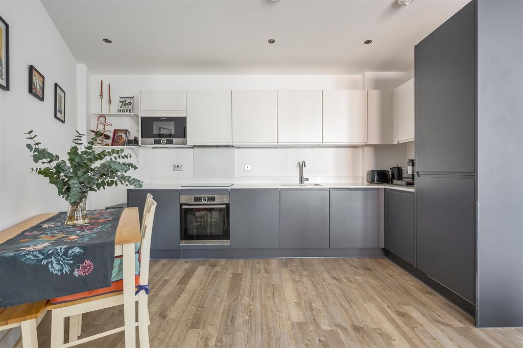 Property photo 2 of 25 Wansbeck Road, E3