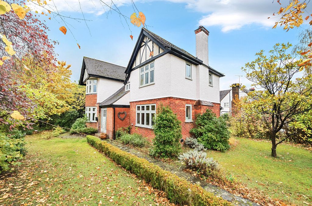 Property photo 2 of 28 Front Garden