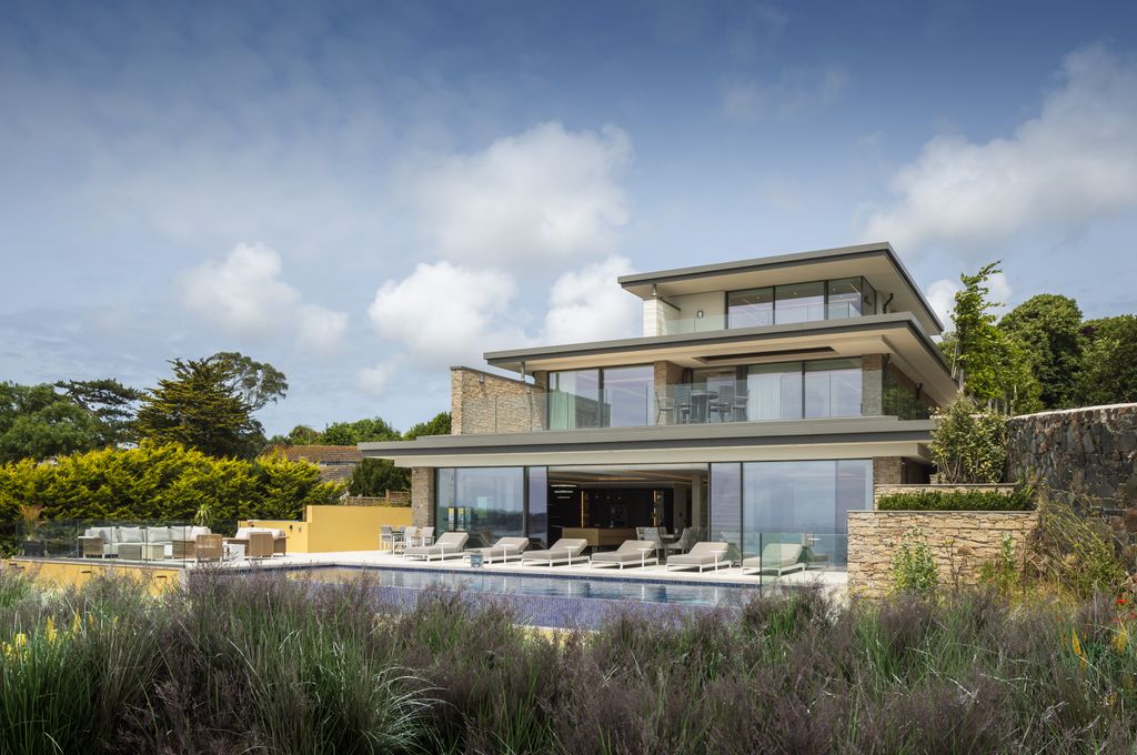 Property photo 1 of 20