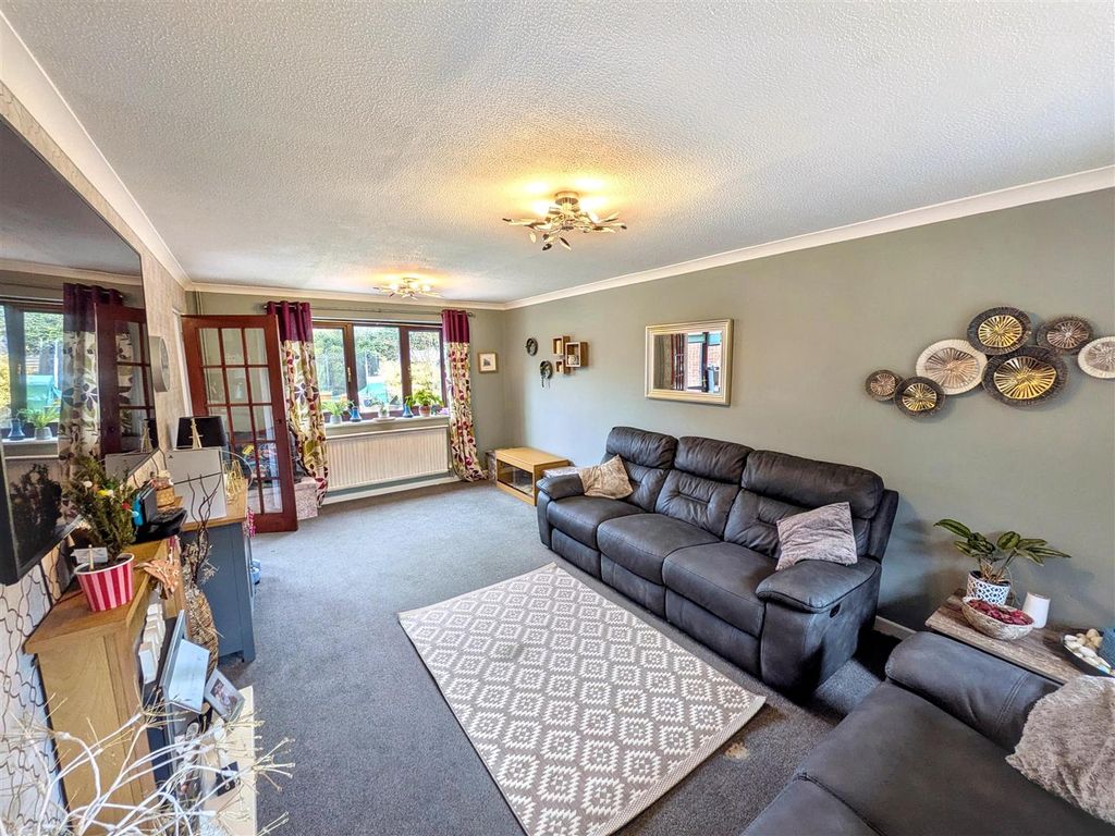 Property photo 3 of 16 Living / Dining Room