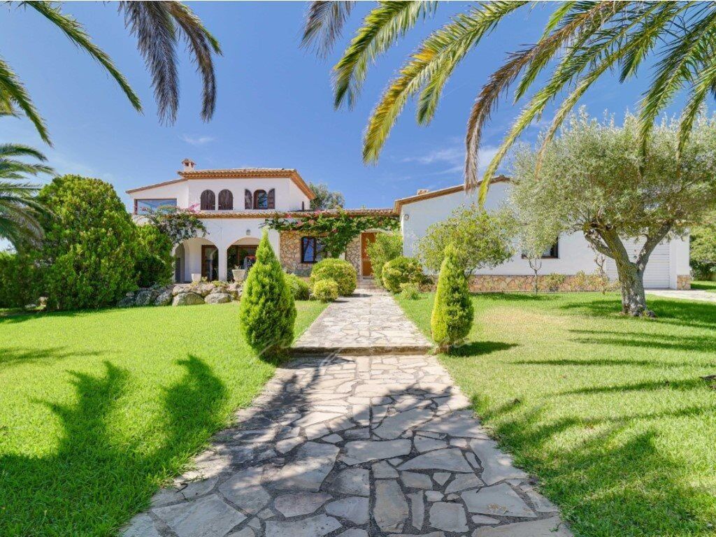 Property photo 1 of 40 Villa With Garden, Swimming Pool And Sea Views