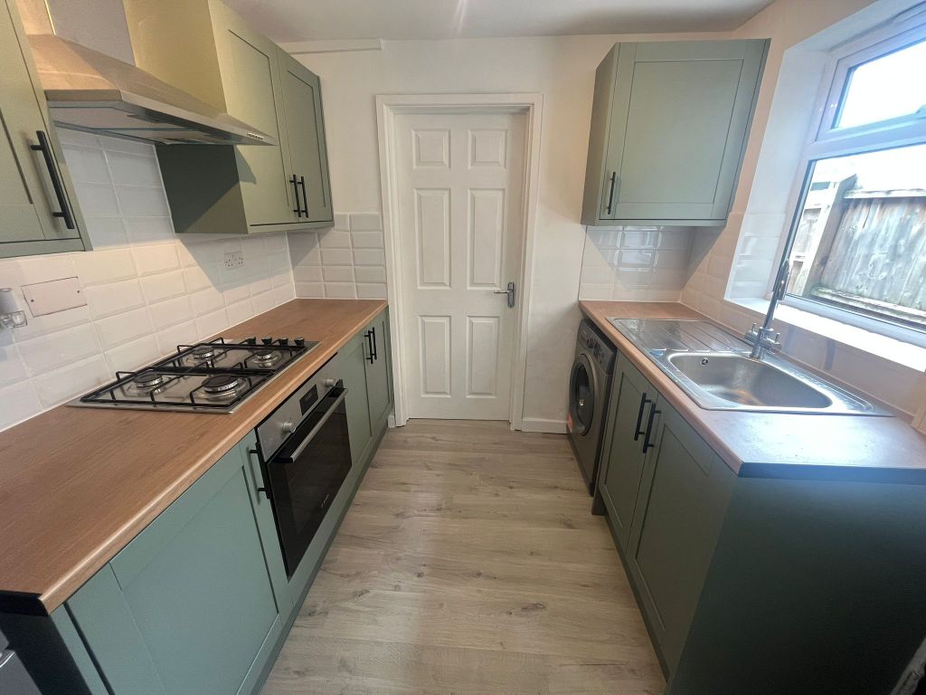 Property photo 3 of 10 Kitchen