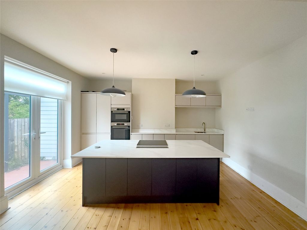Property photo 3 of 19 Kitchen