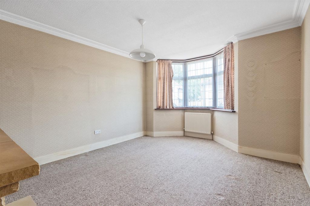 Property photo 2 of 12 Wandle Road