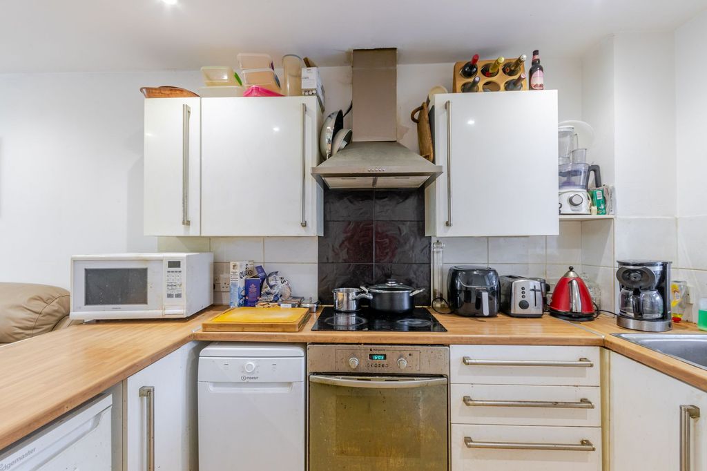Property photo 3 of 15 Kitchen 3