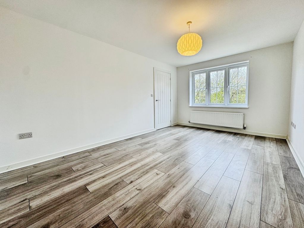 Property photo 3 of 9 Photo 9