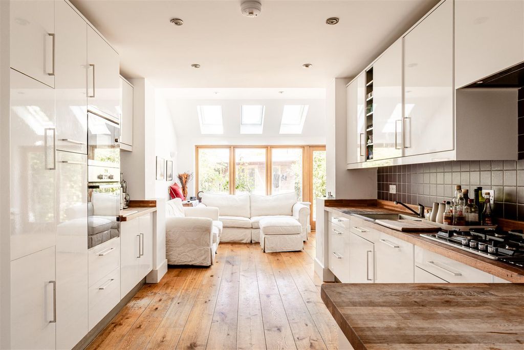 Property photo 2 of 12 Aldbourne Road-11.Jpg