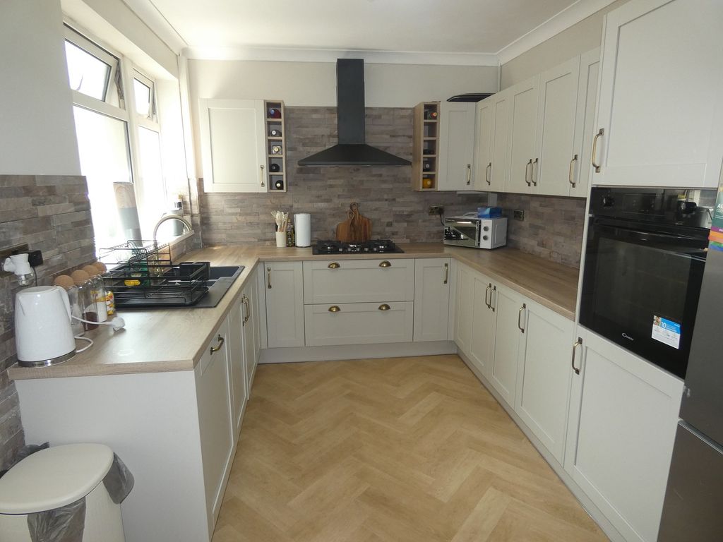 Property photo 3 of 8 Kitchen