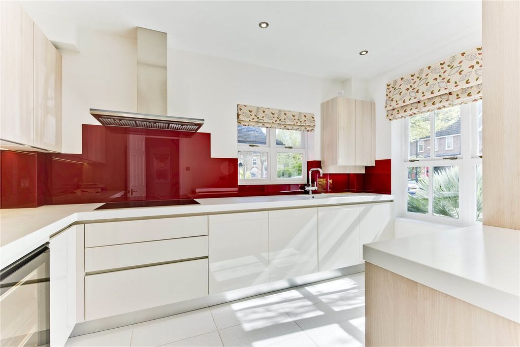 Property photo 3 of 10 Modern Kitchen