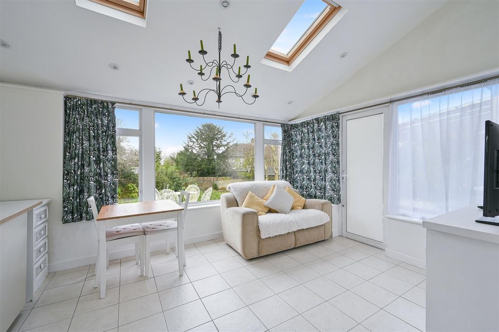 Property photo 2 of 20 Orchard Close, 5- (10).Jpg