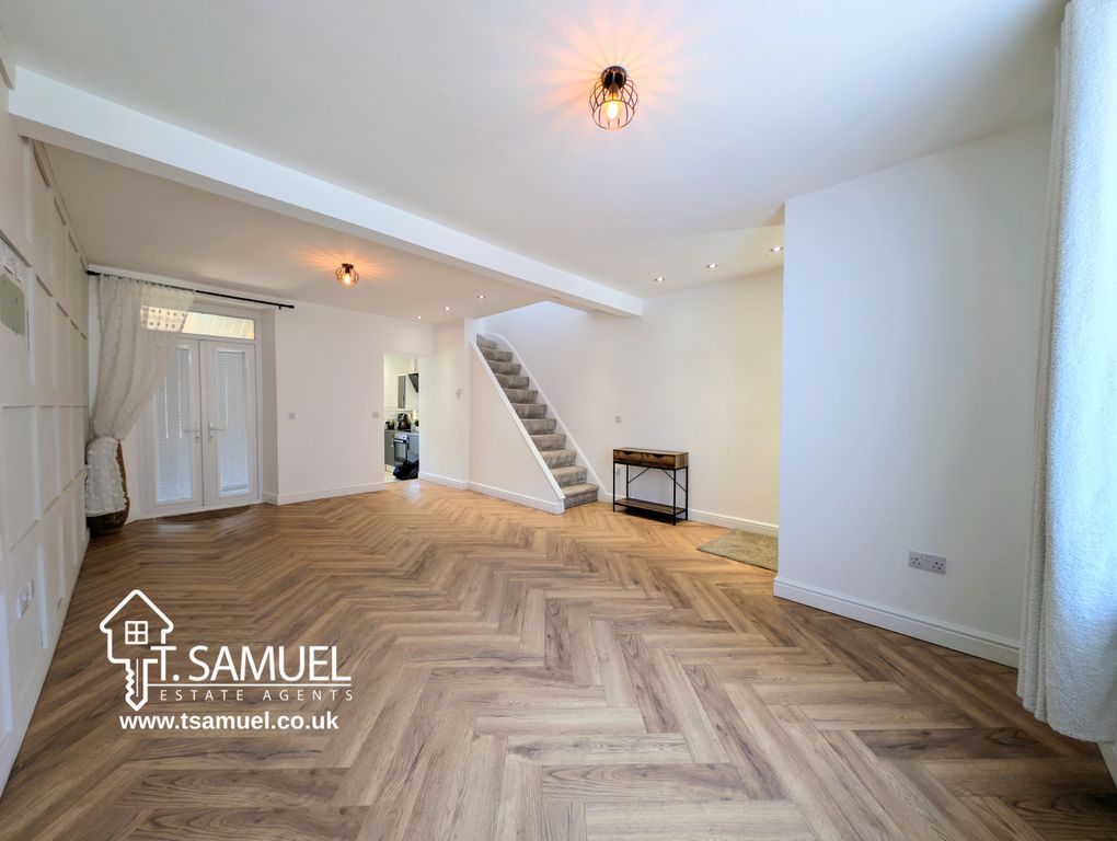 Property photo 3 of 19 Lounge