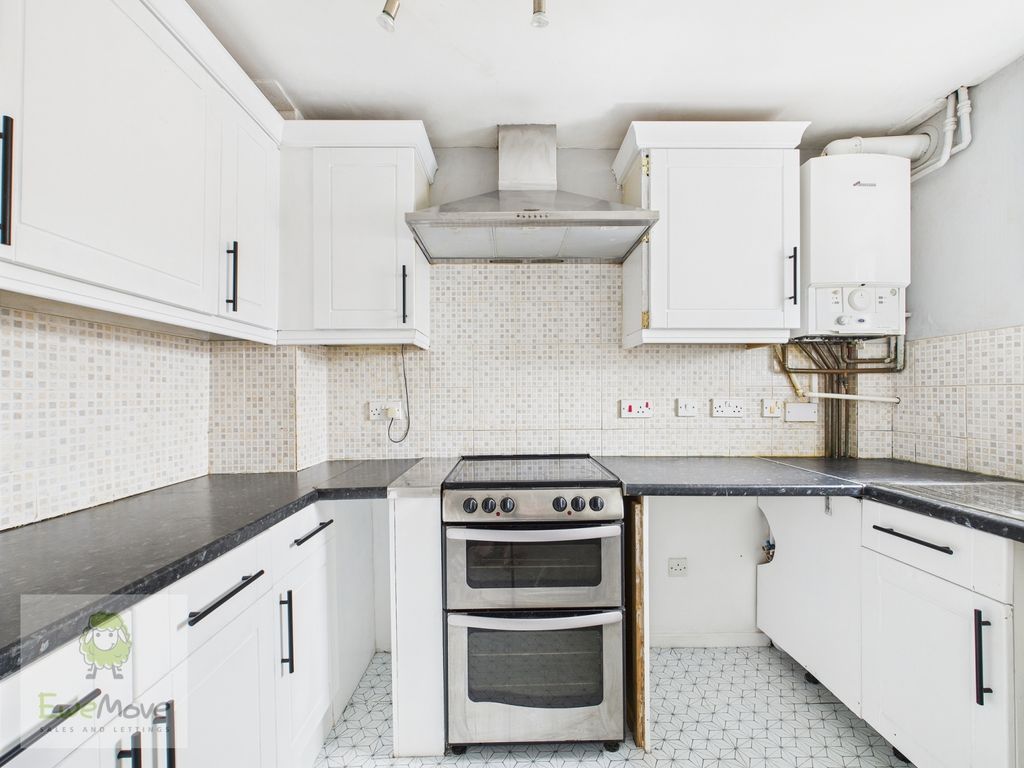 Property photo 3 of 19 Kitchen