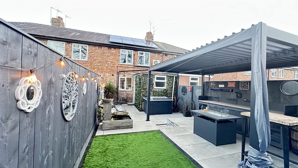 Property photo 3 of 16 Outside