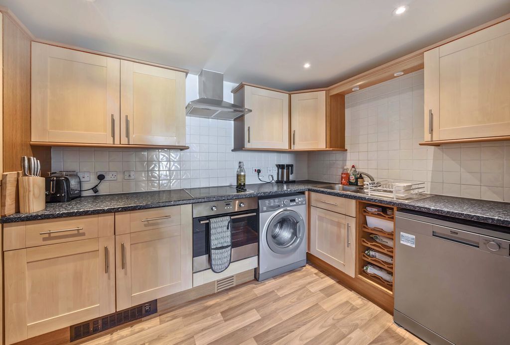 Property photo 2 of 9 1310437-21-684c04...