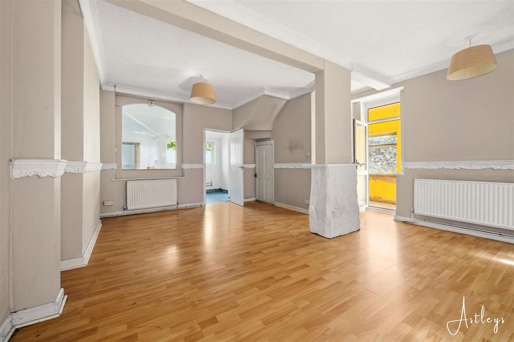 Property photo 3 of 17 Lounge/Diner