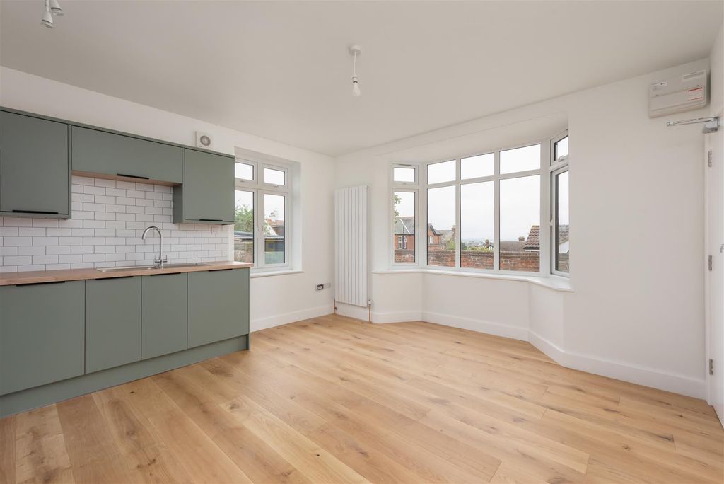 Property photo 3 of 16 Gloucester Road, Tankerton, Whitstable