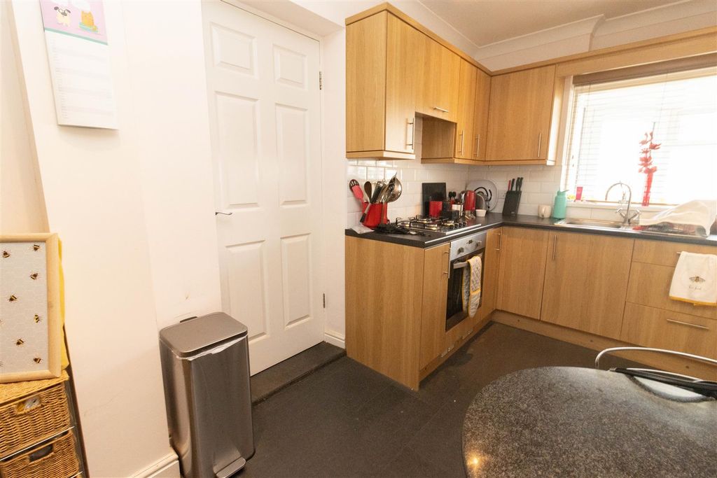 Property photo 3 of 10 Kitchen