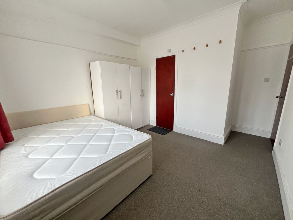 Property photo 1 of 4 1 Bed Room - Flat Share To Rent Wood Lane, Isleworth Tw7
