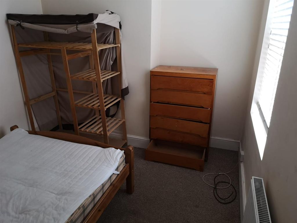 Property photo 3 of 6 Room 4, 39 Holly Road