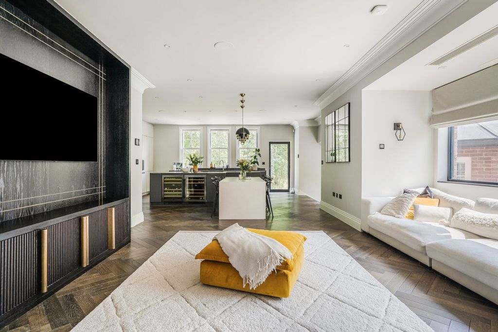 Property photo 2 of 26