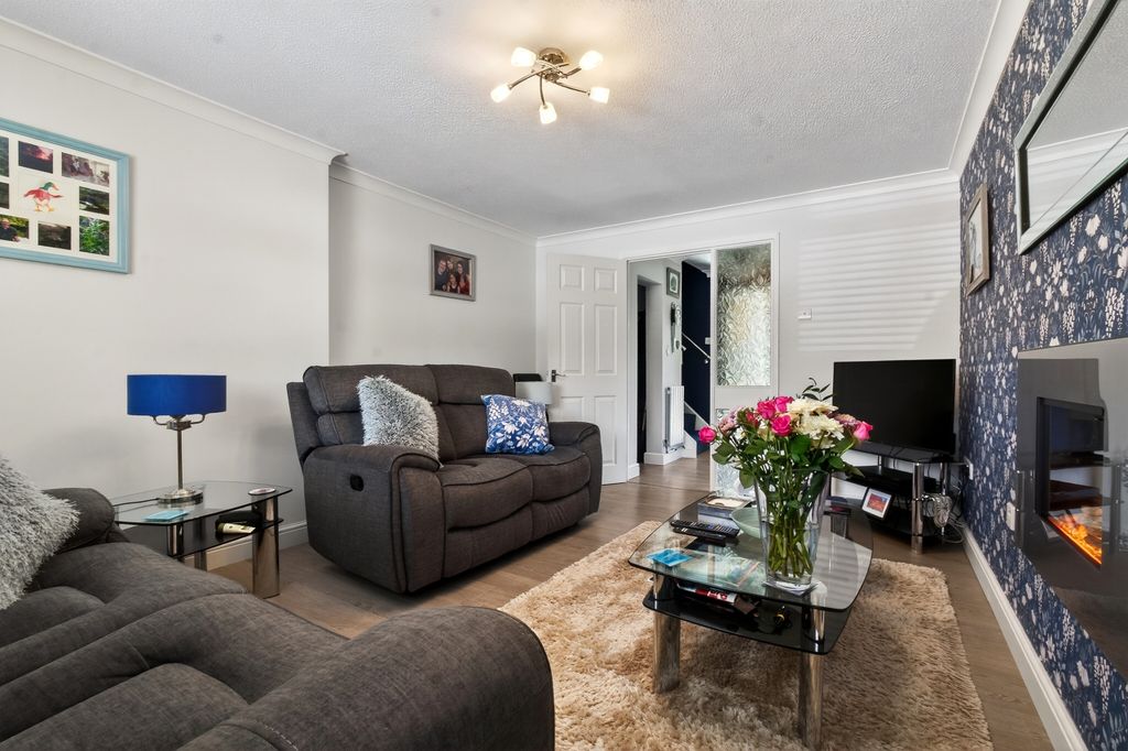 Property photo 3 of 19 Living Room (2)
