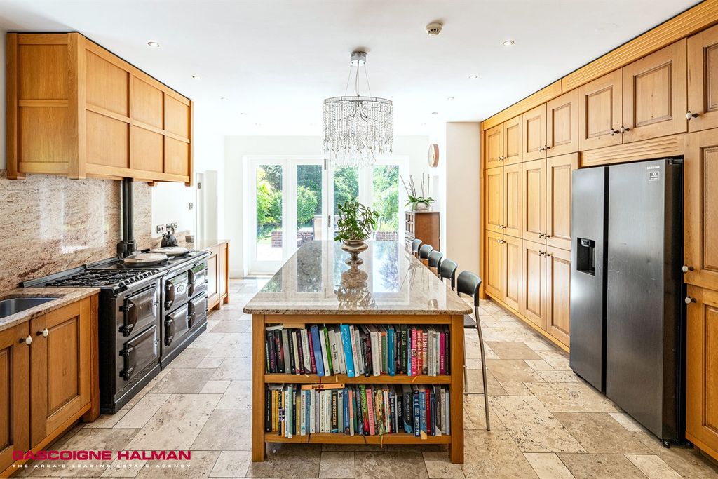 Property photo 2 of 31 Kitchen Breakfast Room