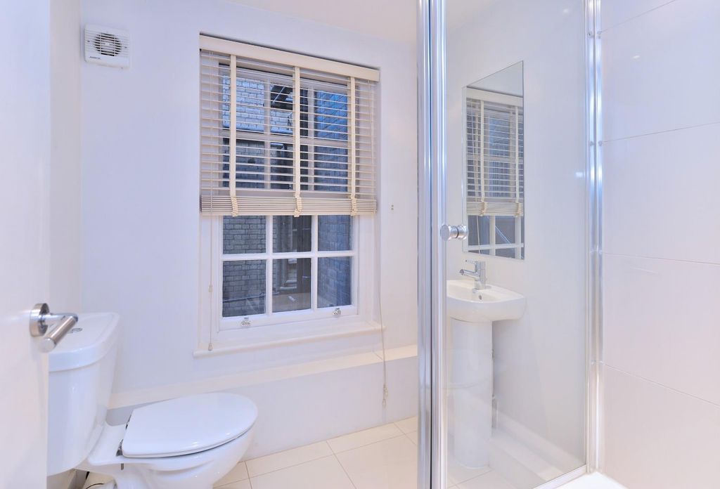Property photo 3 of 8 145Pelham-Flat24-3.Jpg