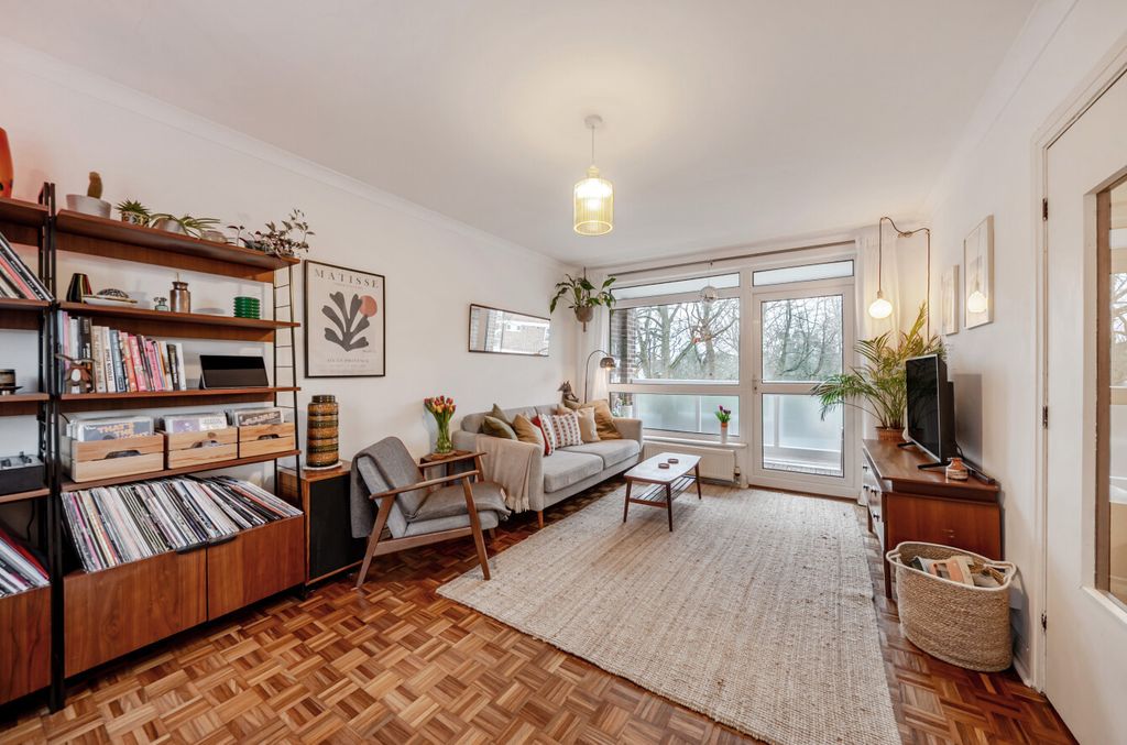 Property photo 3 of 12 Lounge