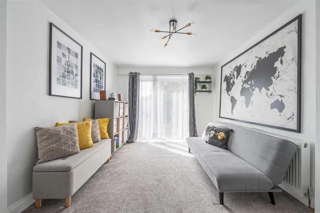 Property photo 2 of 18 Grove Hill, E18