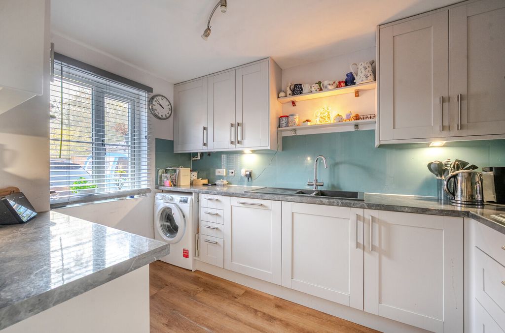 Property photo 2 of 19 1383763-10-6926d1...