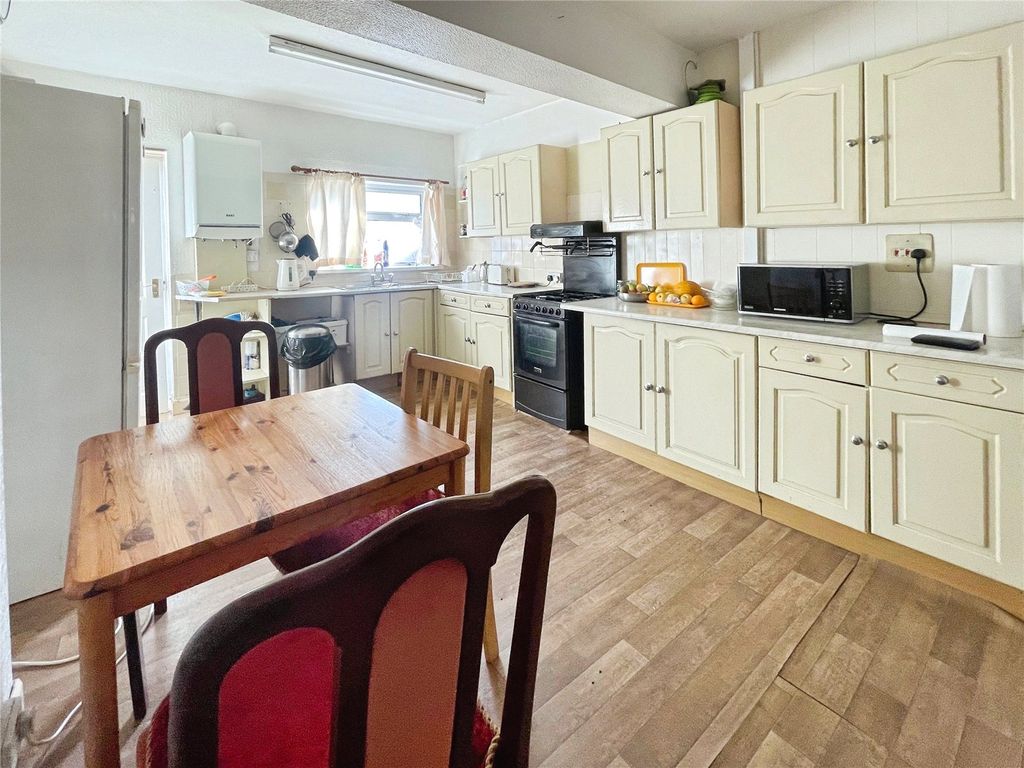 Property photo 3 of 10 Kitchen