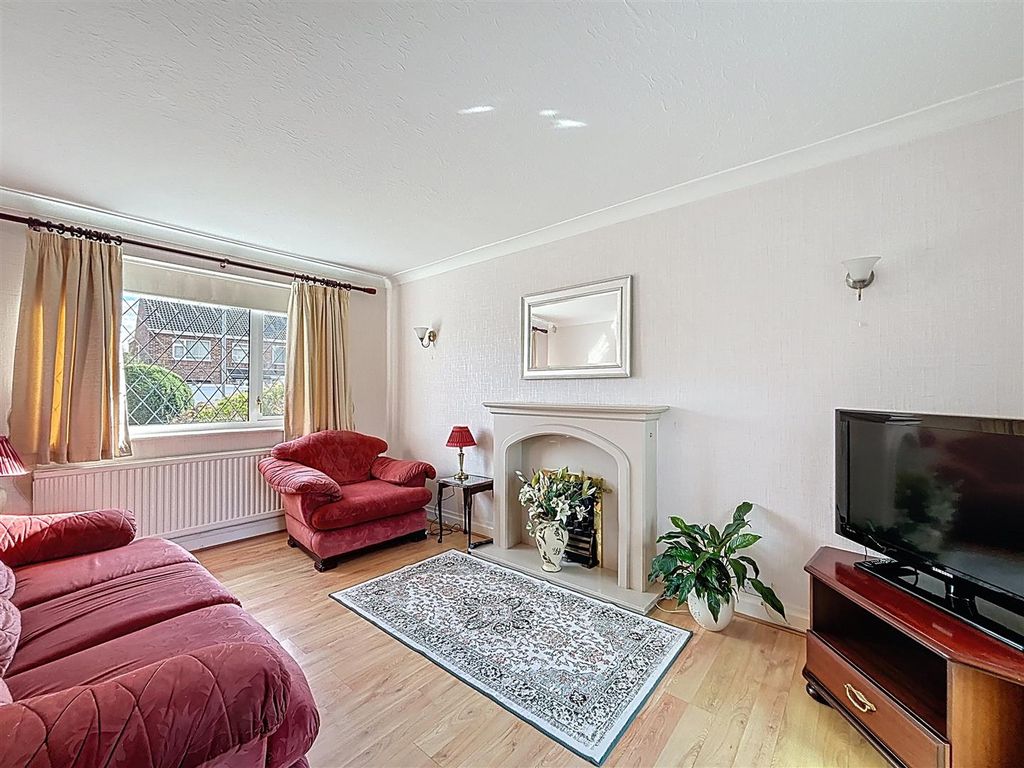 Property photo 3 of 26 Lounge