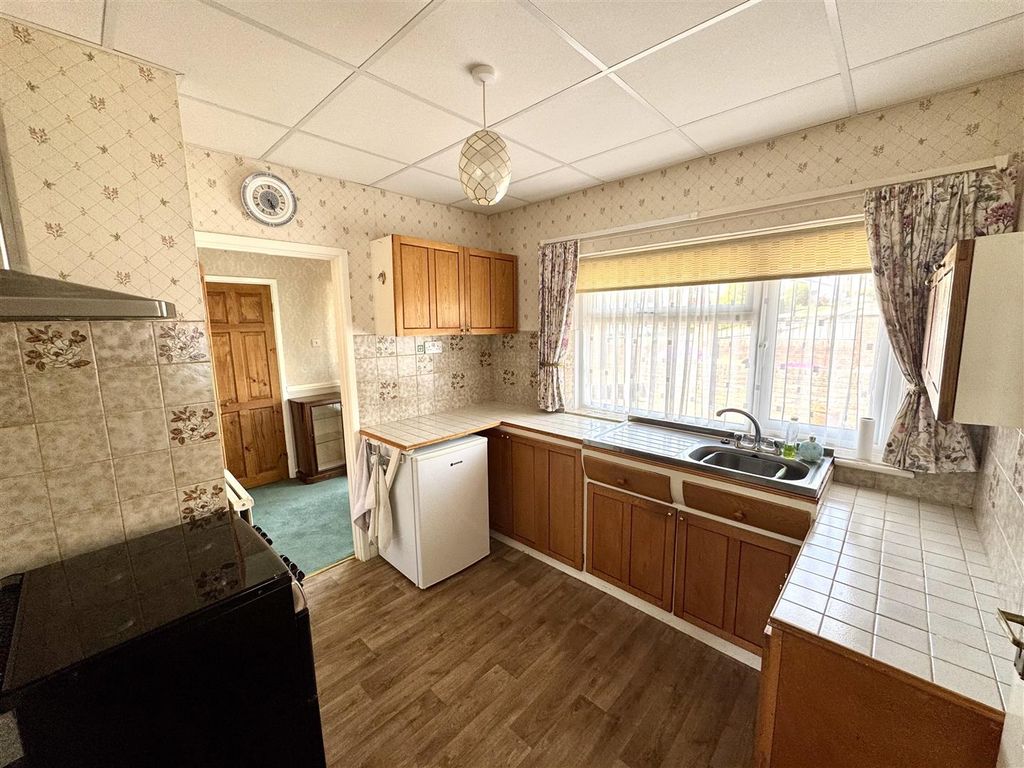 Property photo 3 of 21 Kitchen