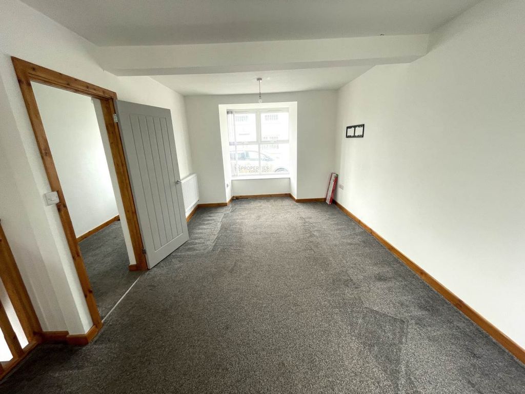 Property photo 2 of 8 Lounge