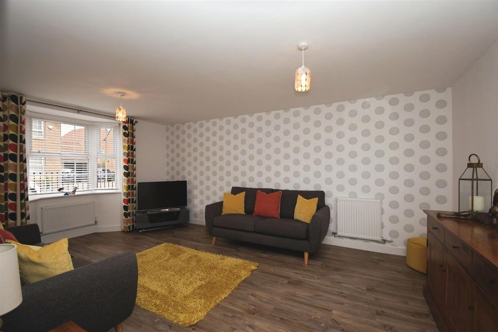 Property photo 2 of 16 Lounge