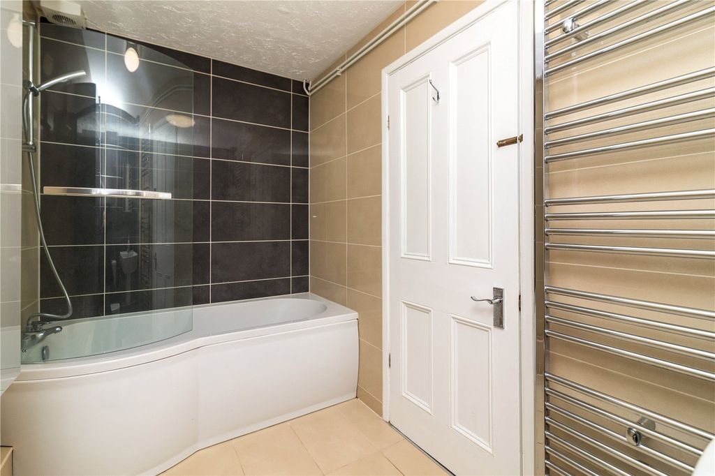 Property photo 3 of 17 Bathroom