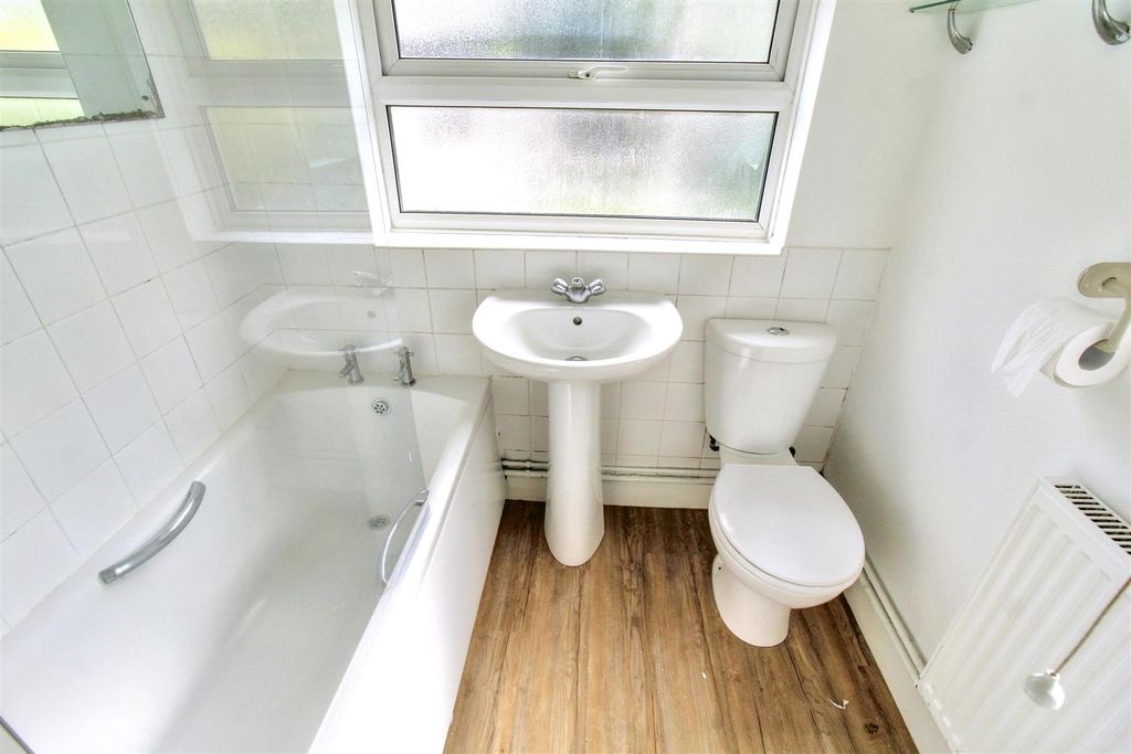 Property photo 3 of 17 Bathroom.Jpg