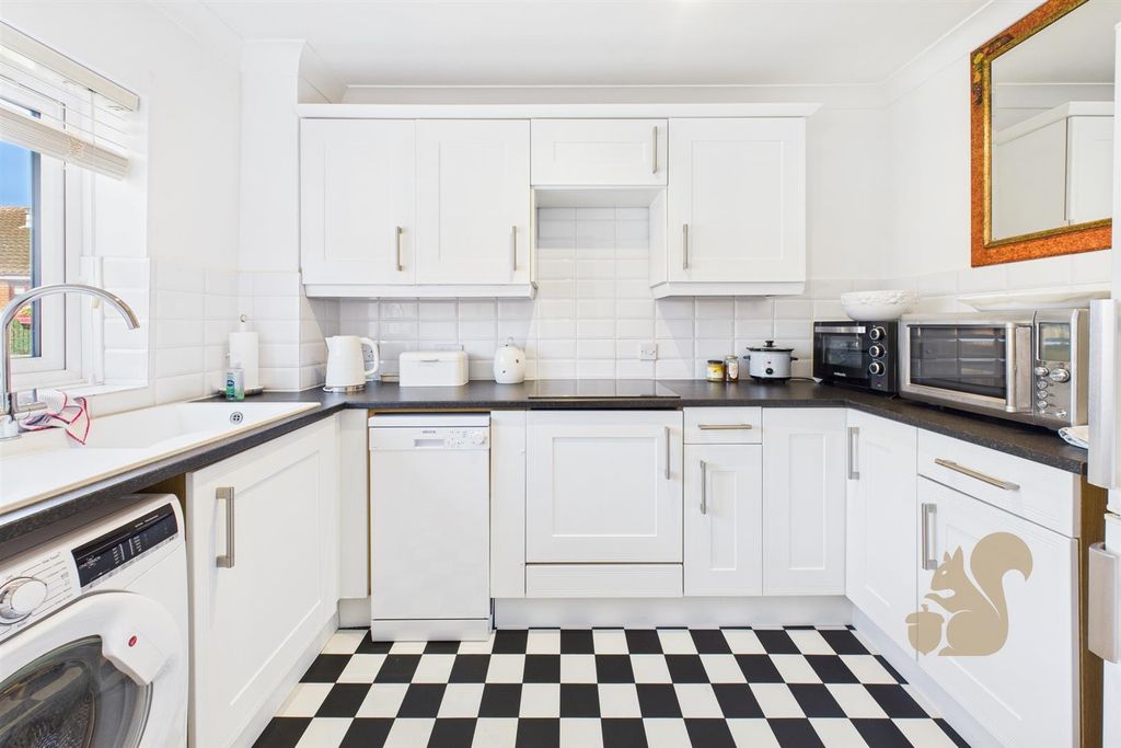 Property photo 3 of 9 Kitchen
