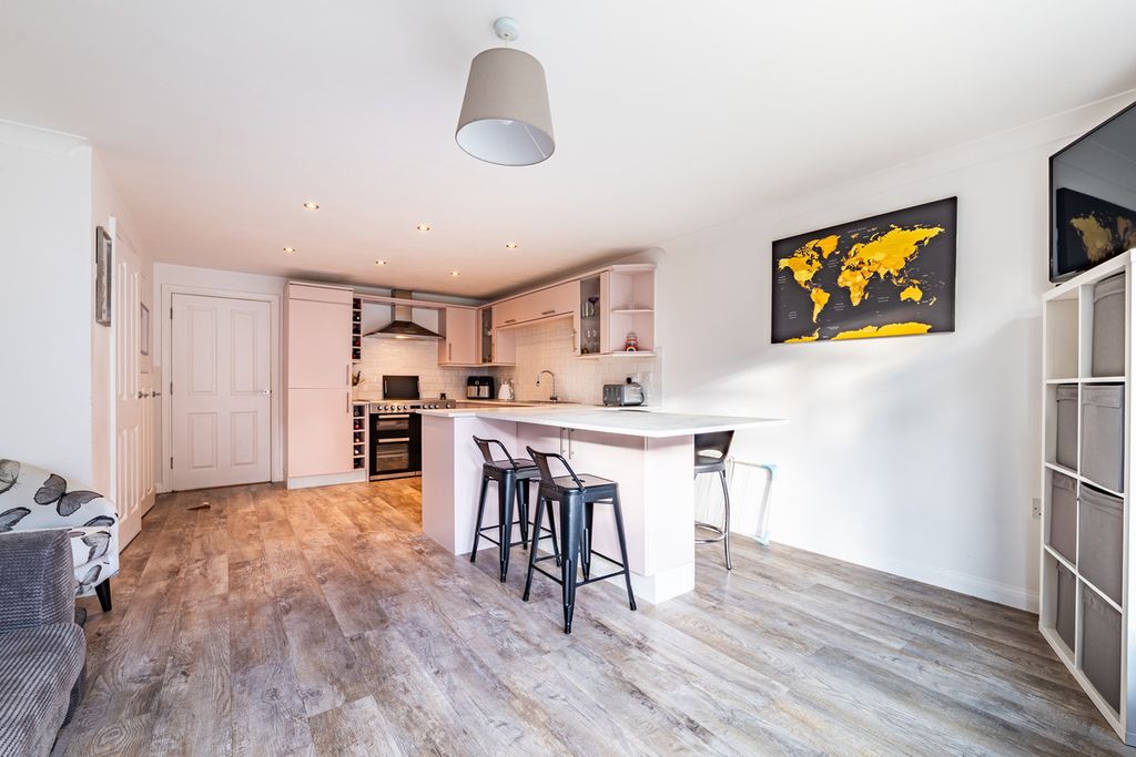 Property photo 3 of 25