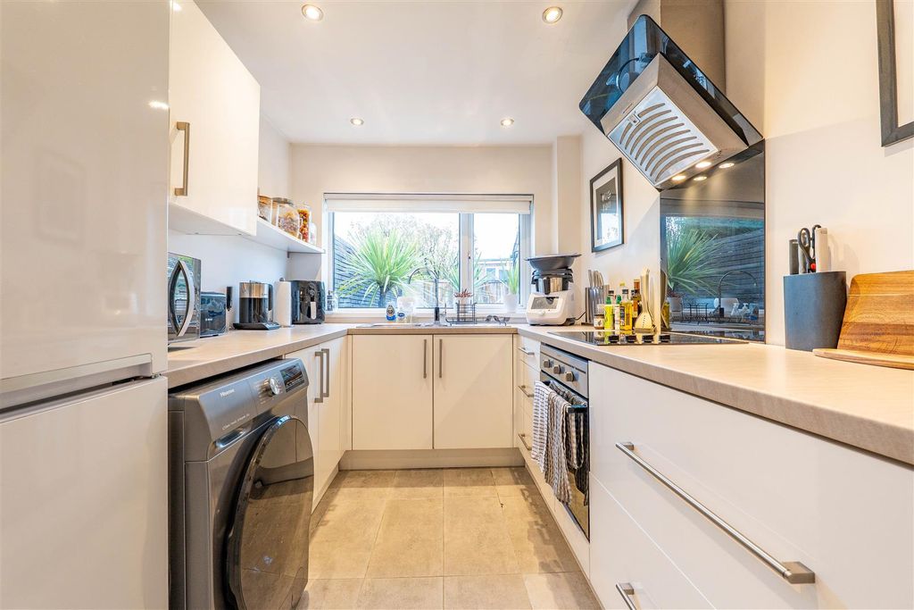 Property photo 3 of 17 Kitchen