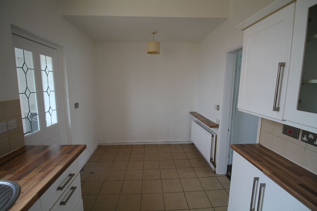 Property photo 3 of 10 Kitchen 2